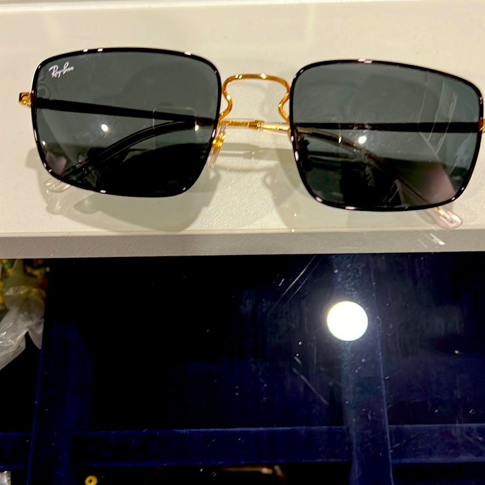 Ray, ban pilot glasses. Very cool. Dark green gray.